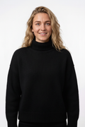 The Nordic Turtleneck - Negro, modelo femenina consistente